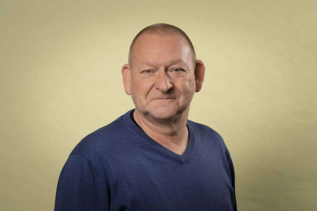 Portrait von Johannes Heyen, der aufrichtig in die Kamera lächelt.