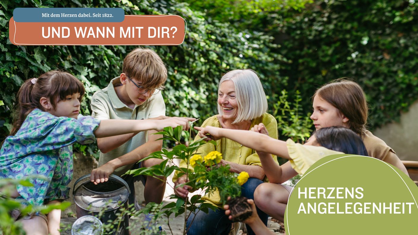 Eine Seniorin pflanzt mit einer diversen Gruppe von Jugendlichen Pflanzen im Garten.