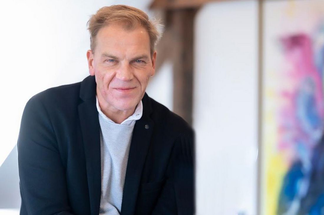 Portrait von Thorsten Banna, der einen blonden Kurzhaarschnitt trägt und freundlich lächelt.