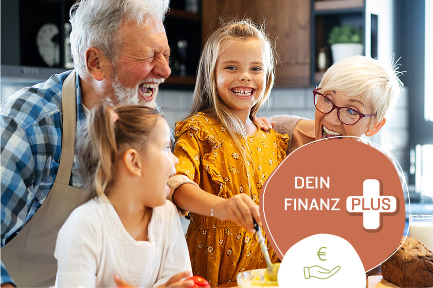 Zwei Kinder haben sichtlich Spaß mit ihren Großeltern beim Teig zubereiten. Im Bild ist das Textelement „dein Finanz Plus“ in einem roten Kreis mit einem Plus-Symbol. 