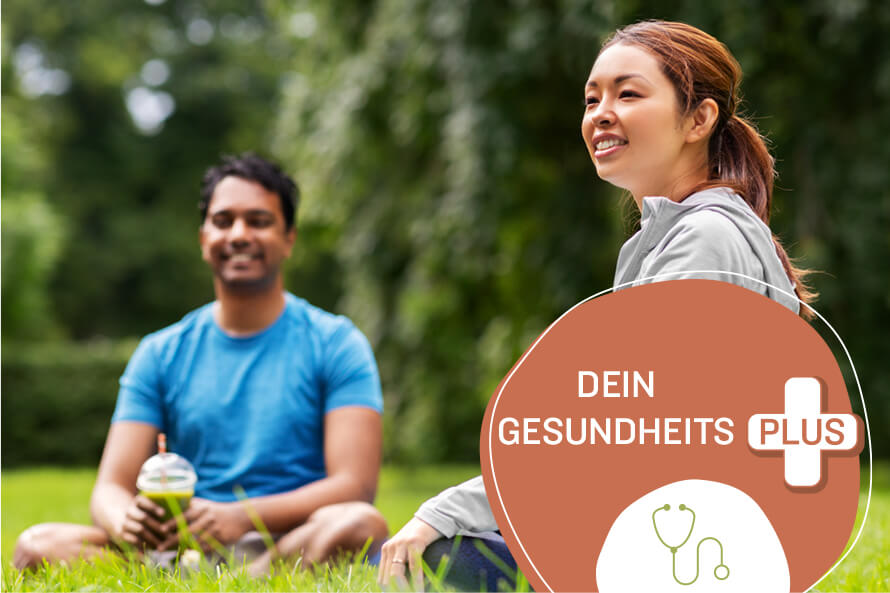 Eine diverse Gruppe von Menschen machen zusammen im Park Yoga. Im Bild ist das Textelement „dein Gesundheits Plus“ in einem roten Kreis mit einem Plus-Symbol.