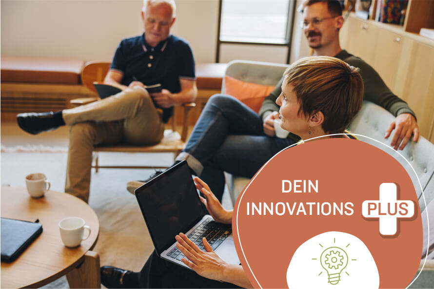 Eine diverse Gruppe von Menschen sitzen zusammen. Die Person im Vordergrund hat einen Laptop auf den Knien. Im Bild ist das Textelement „dein Innovations Plus“ in einem roten Kreis mit einem Plus-Symbol.