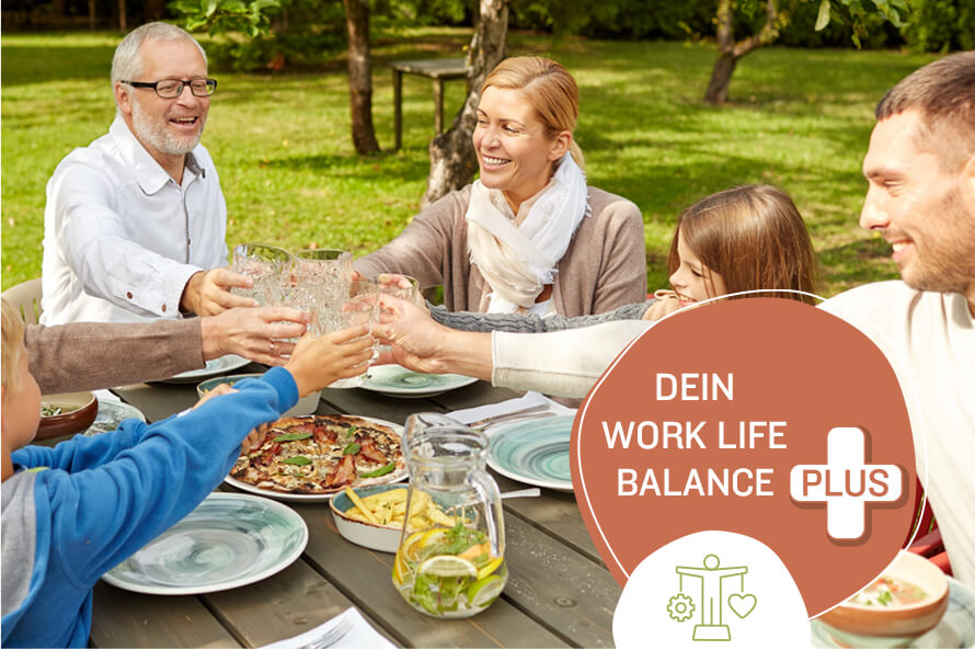 An einem Tisch im Garten sitzt eine Familie mit Kindern und genießt bei gutem Wetter ein Picknick. Im Bild ist das Textelement „dein Work Life Balance Plus“ in einem roten Kreis mit einem Plus-Symbol.